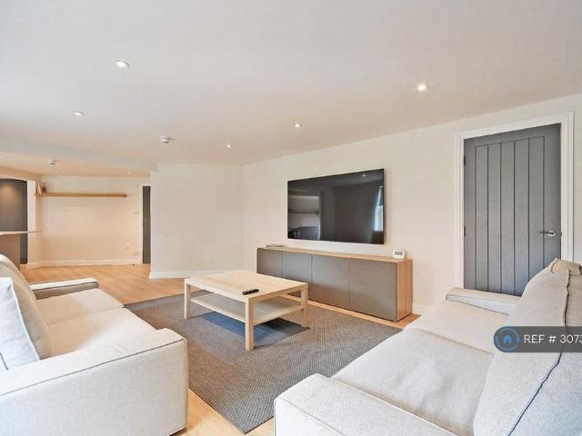 6 bedroom flat to rent