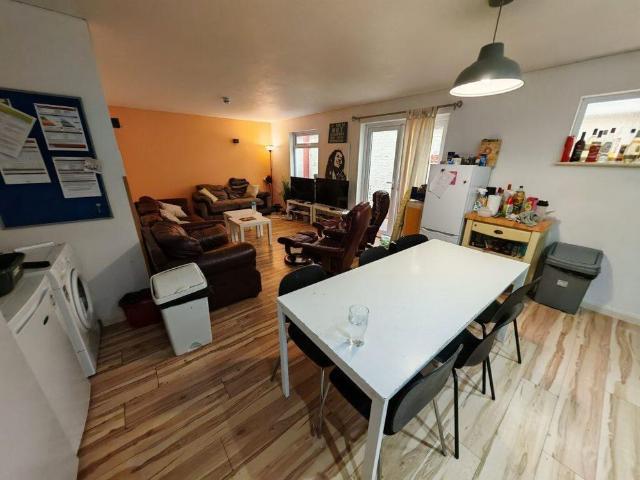 6 bedroom flat to rent