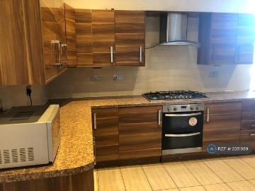 Woodlands, London, Greater London - Equipped kitchen