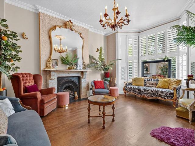 6 bedroom flat for sale