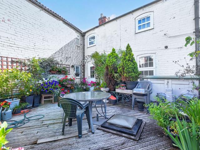 6 bedroom terraced house for sale