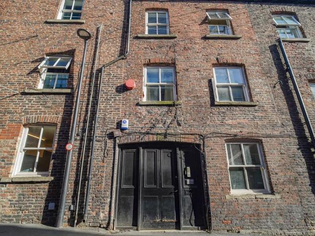 6 bedroom flat for sale