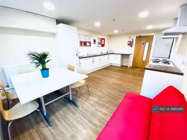6 bedroom flat for rent in Warwick New Road, Leamington Spa, C.