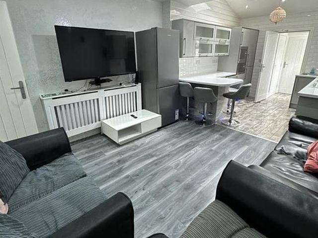 6 bedroom flat in Birmingham