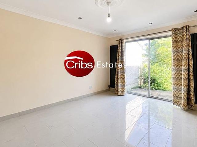 6 bedroom flat in New Malden