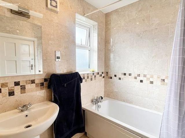 6 bedroom flat in New Malden