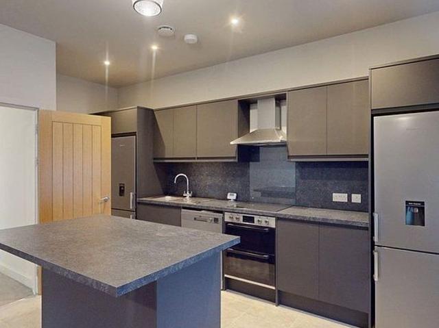6 bedroom flat in Sheffield