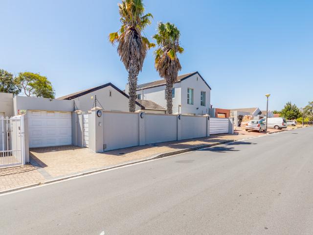 6 Bedroom Freestanding To Let in Table View