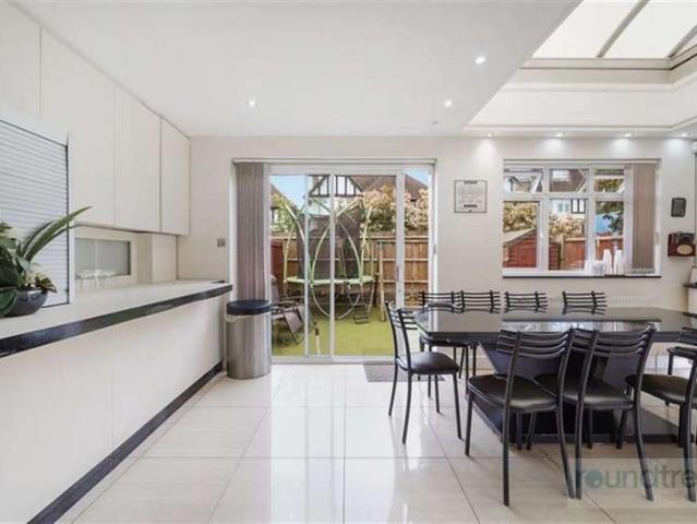 6 Bedroom House