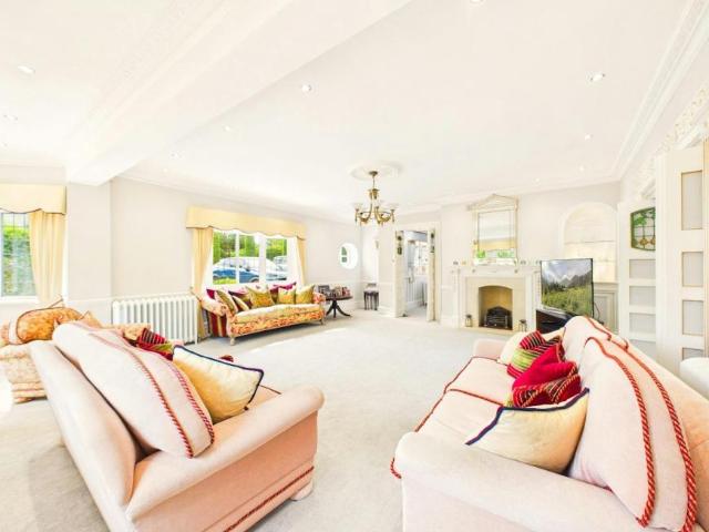 6 Bedroom House Charlton Kings Charlton Kings 105411453