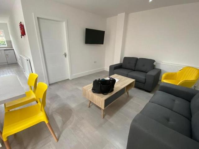 6 Bedroom House Beeston East Midlands 99758015