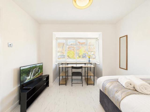 6 Bedroom House Evesham Evesham 106225345