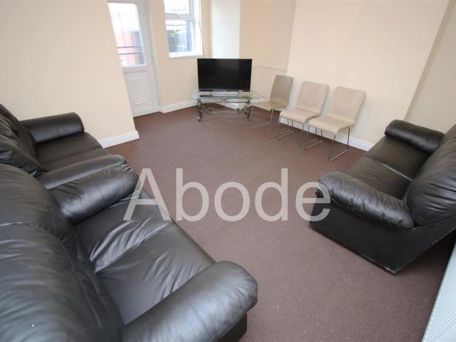 6 Bedroom House for rent at Queens Road, Hyde Park, Leeds