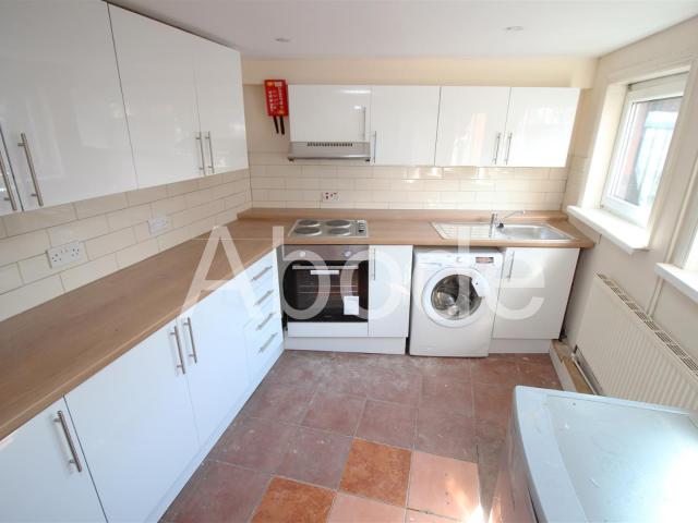 6 Bedroom House for rent at Royal Park Avenue, Hyde Park, Leeds
