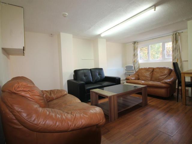 6 Bedroom House for rent at Royal Park Avenue, Hyde Park, Leeds