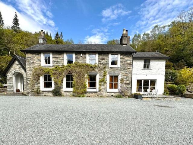 6 bedroom detached house for sale