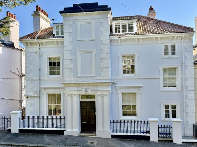 6 bedroom house for sale