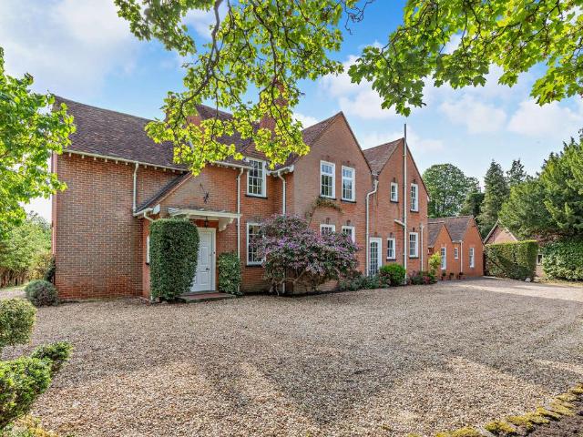 6 bedroom detached house for sale