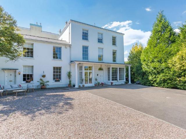6 bedroom detached house for sale