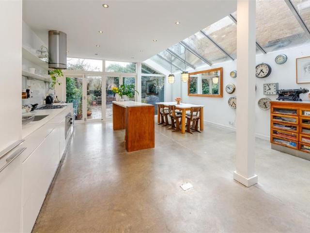 6 bedroom house for sale