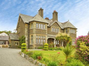 6 bedroom house for sale