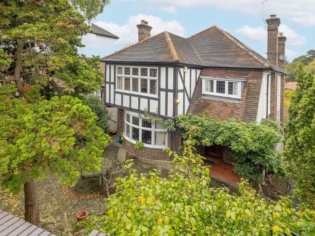 6 bedroom detached house for sale