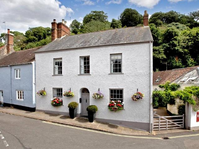 6 bedroom house for sale