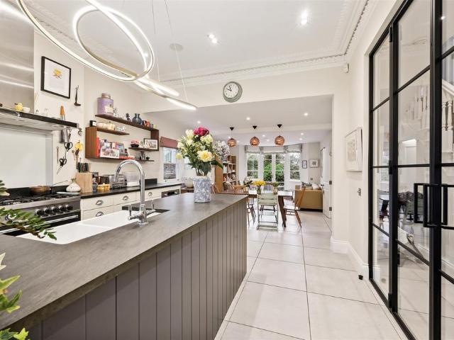 6 bedroom house for sale