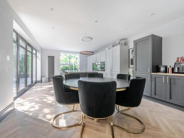 6 bedroom detached house for sale