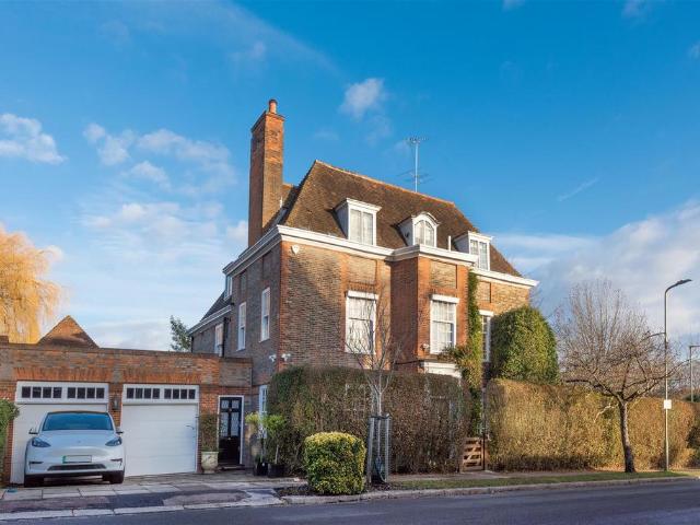 6 bedroom house for sale