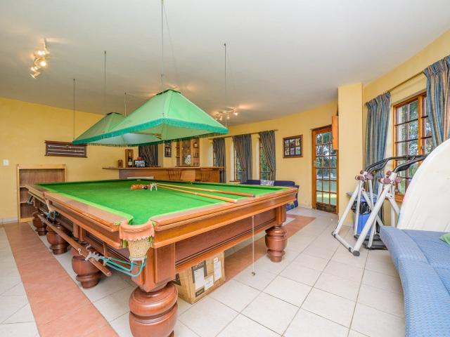 6 Bedroom House For Sale in Cowies Hill
