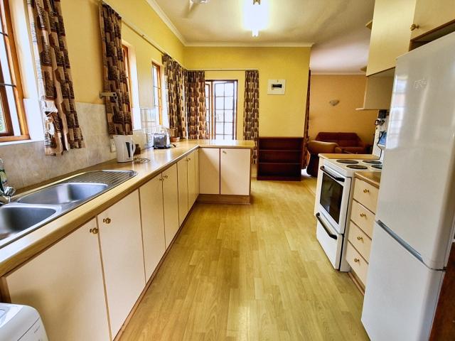 6 Bedroom House For Sale in Cowies Hill