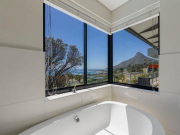 6 Bedroom House For Sale in Camps Bay
