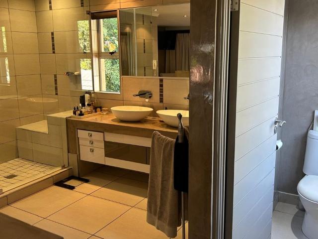 6 Bedroom House For Sale in Cashan