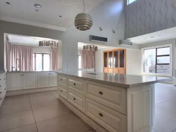 6 Bedroom House For Sale in Cinderella
