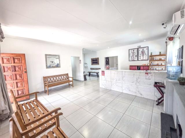 6 Bedroom House For Sale in Clubview