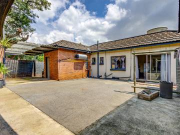 6 Bedroom House For Sale in Croydon