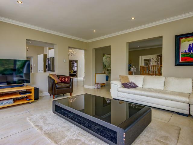 6 Bedroom House For Sale in Alphen Park