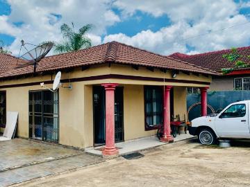 6 Bedroom House For Sale in Aquapark