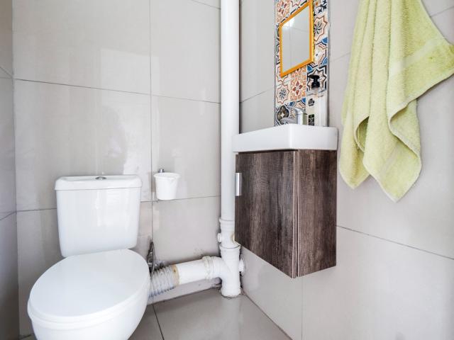 6 Bedroom House For Sale in Athlone Park