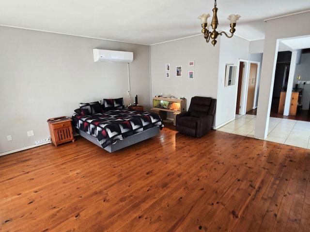 6 Bedroom House For Sale in Bayswater