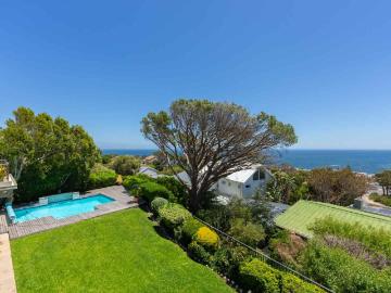 6 Bedroom House For Sale in Bakoven