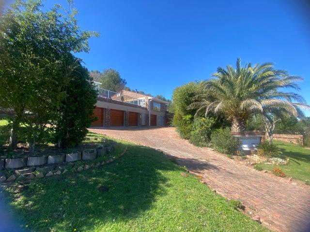 6 Bedroom House For Sale in Balmoral