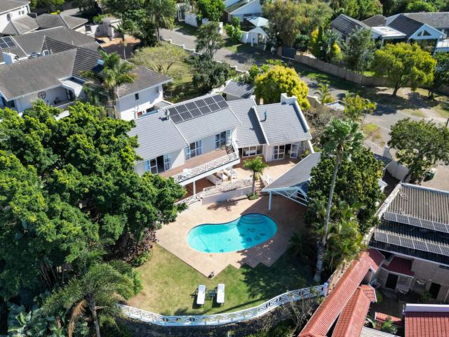 6 Bedroom House For Sale in Beacon Bay