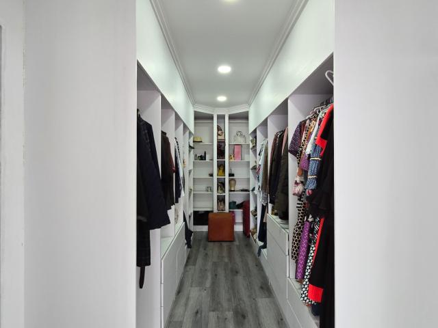 6 Bedroom House For Sale in Beacon Bay