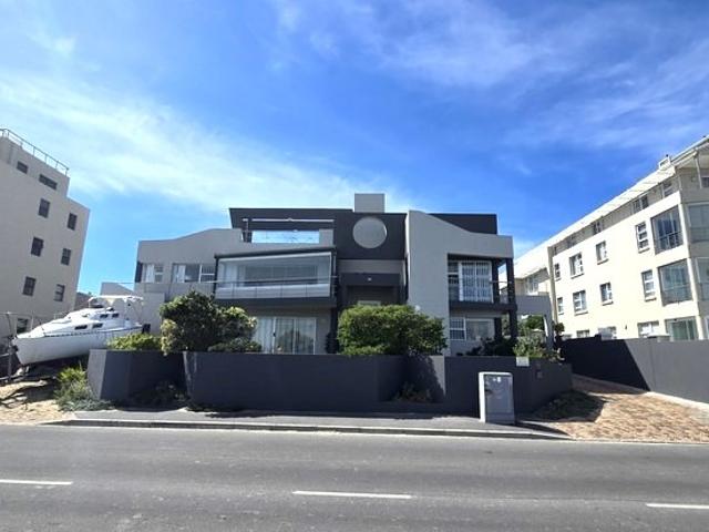 6 Bedroom House For Sale in Beachfront