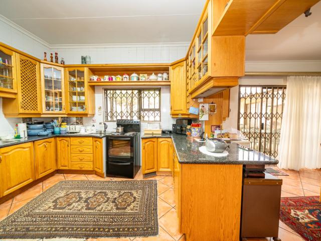 6 Bedroom House For Sale in Bedfordview