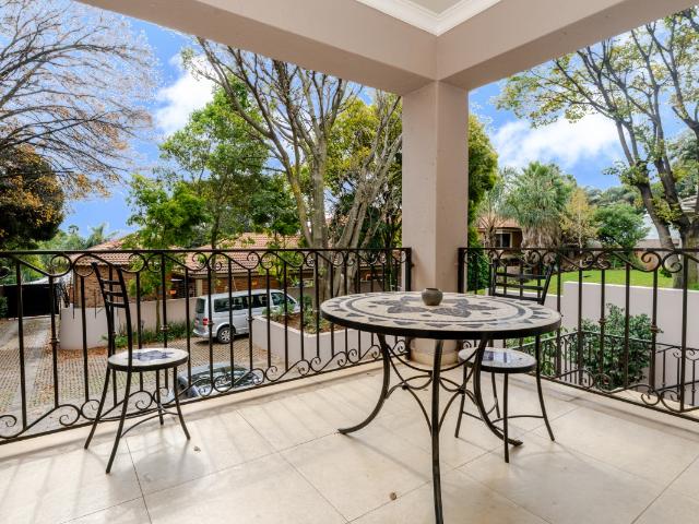 6 Bedroom House For Sale in Bedfordview