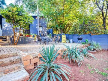 6 Bedroom House For Sale in Bedfordview