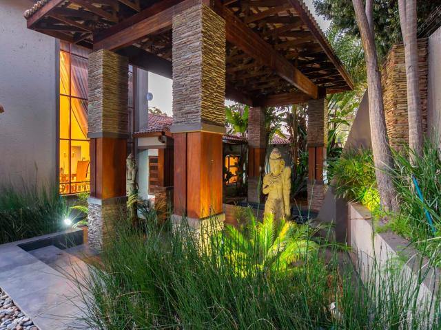 6 Bedroom House For Sale in Bedfordview
